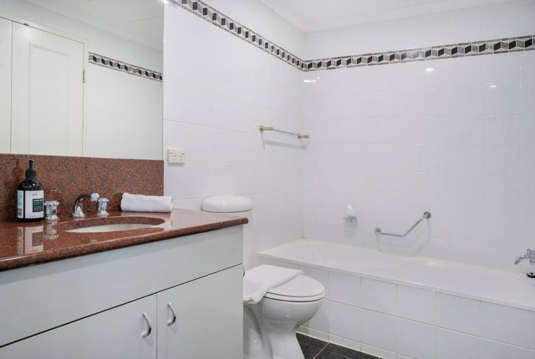 Spectacular Darling Harbour View & Parking Apartment