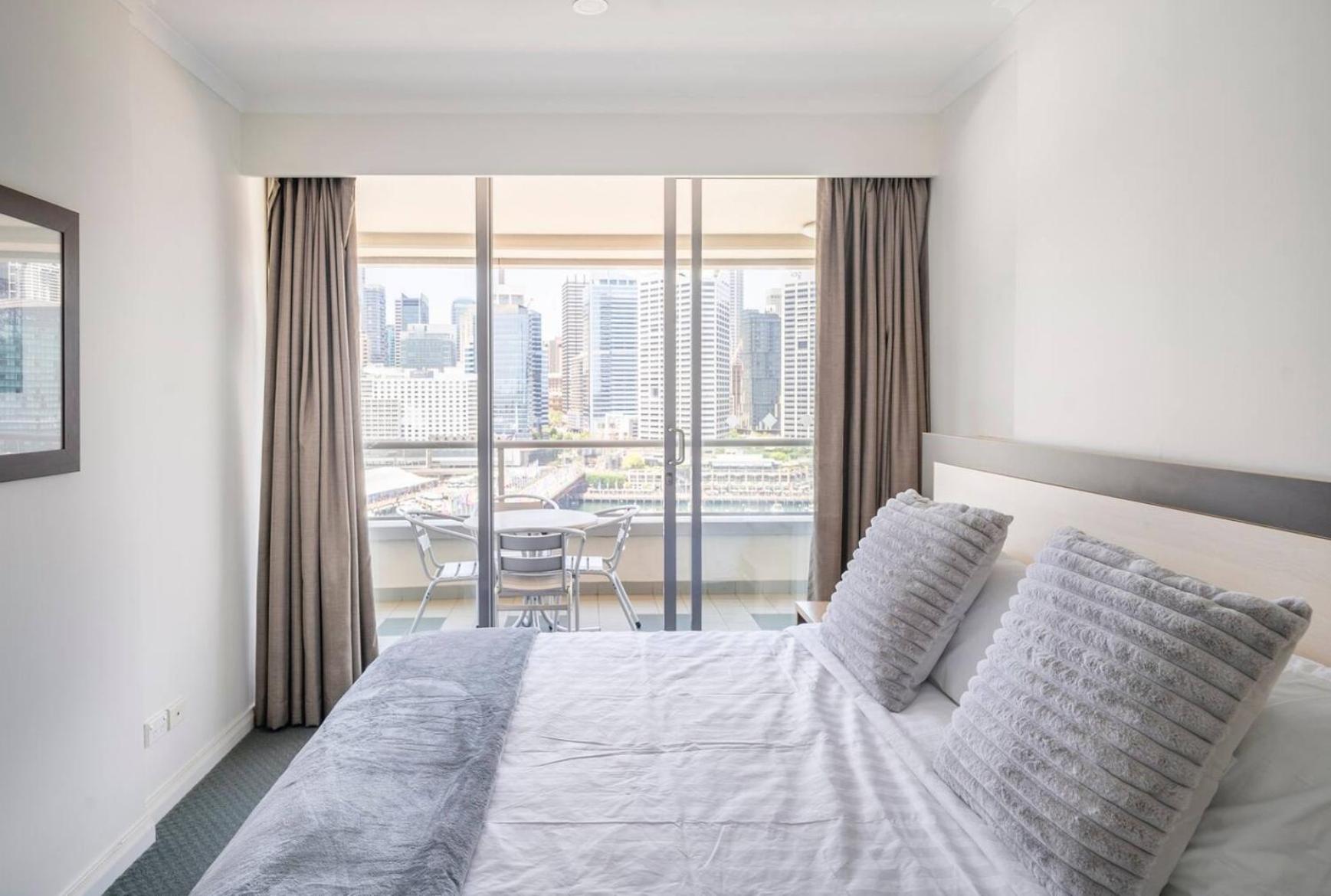 Spectacular Darling Harbour View & Parking Apartment