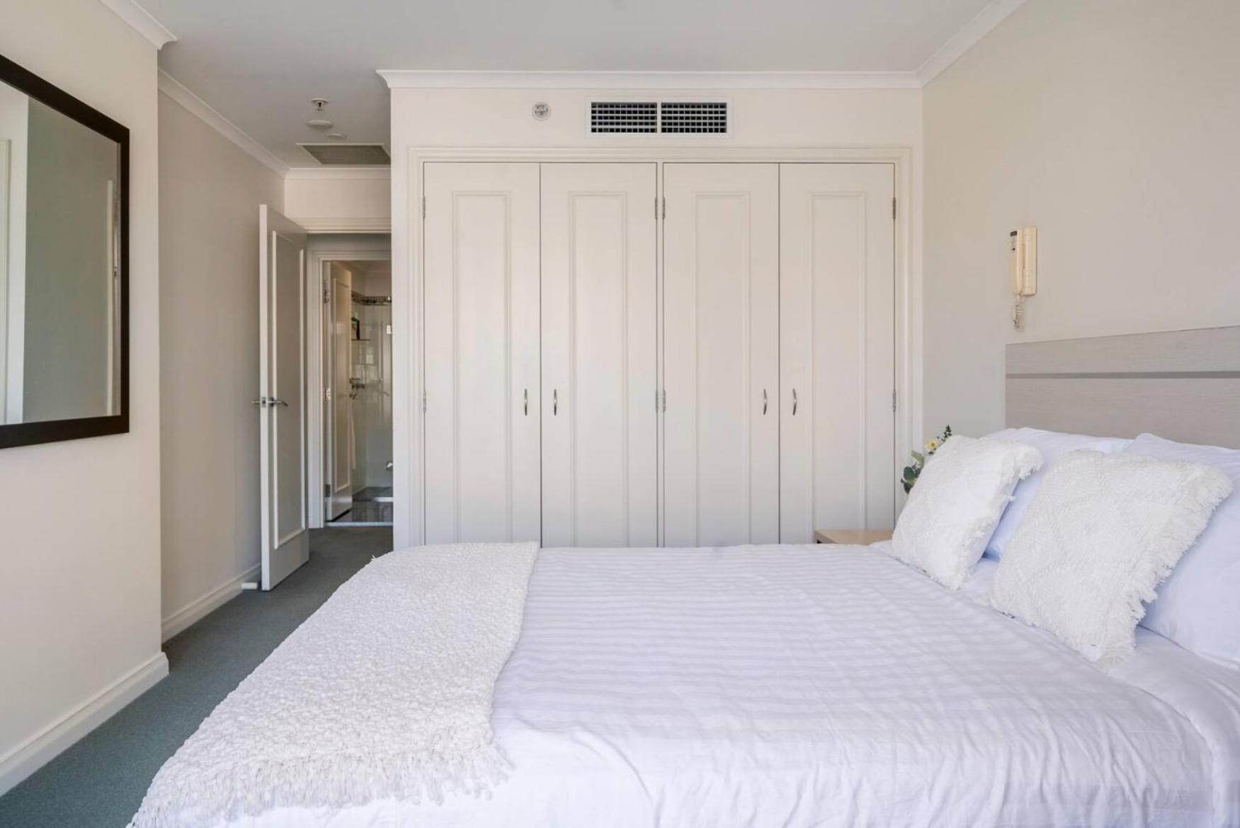 Spectacular Darling Harbour View & Parking Apartment Sydney