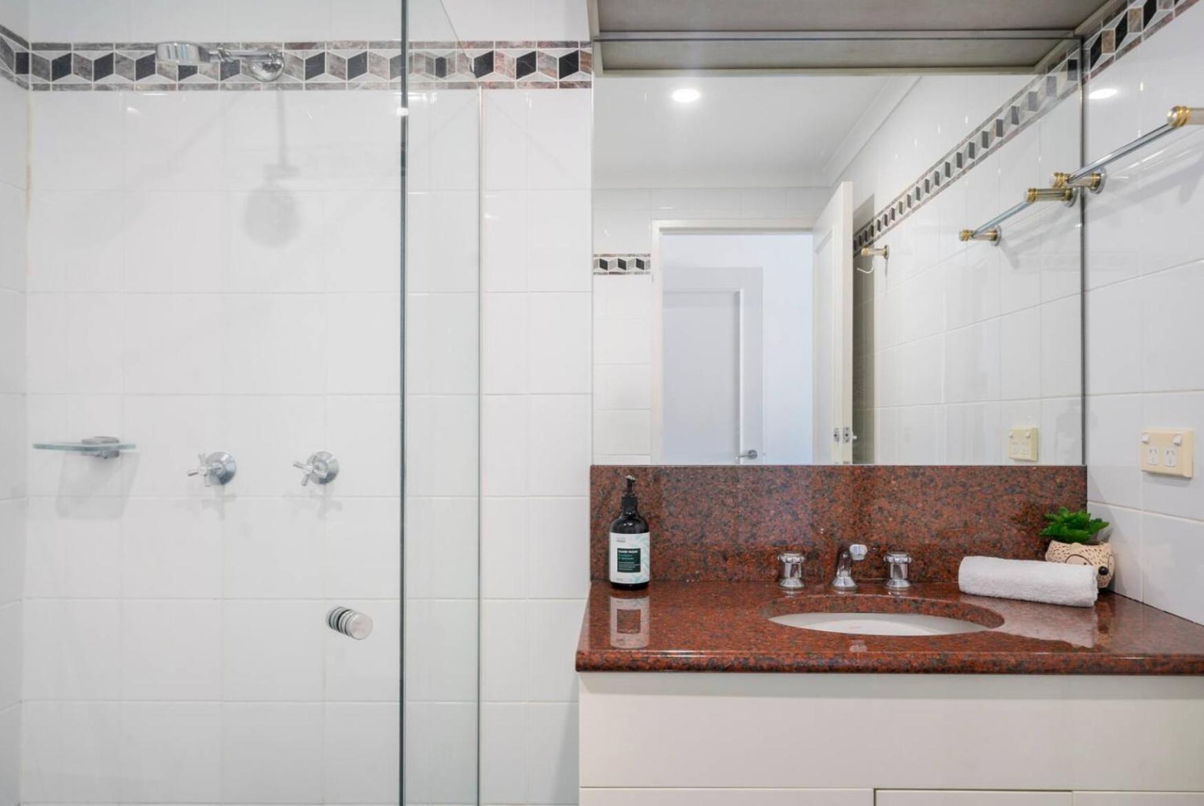 Spectacular Darling Harbour View & Parking Apartment *